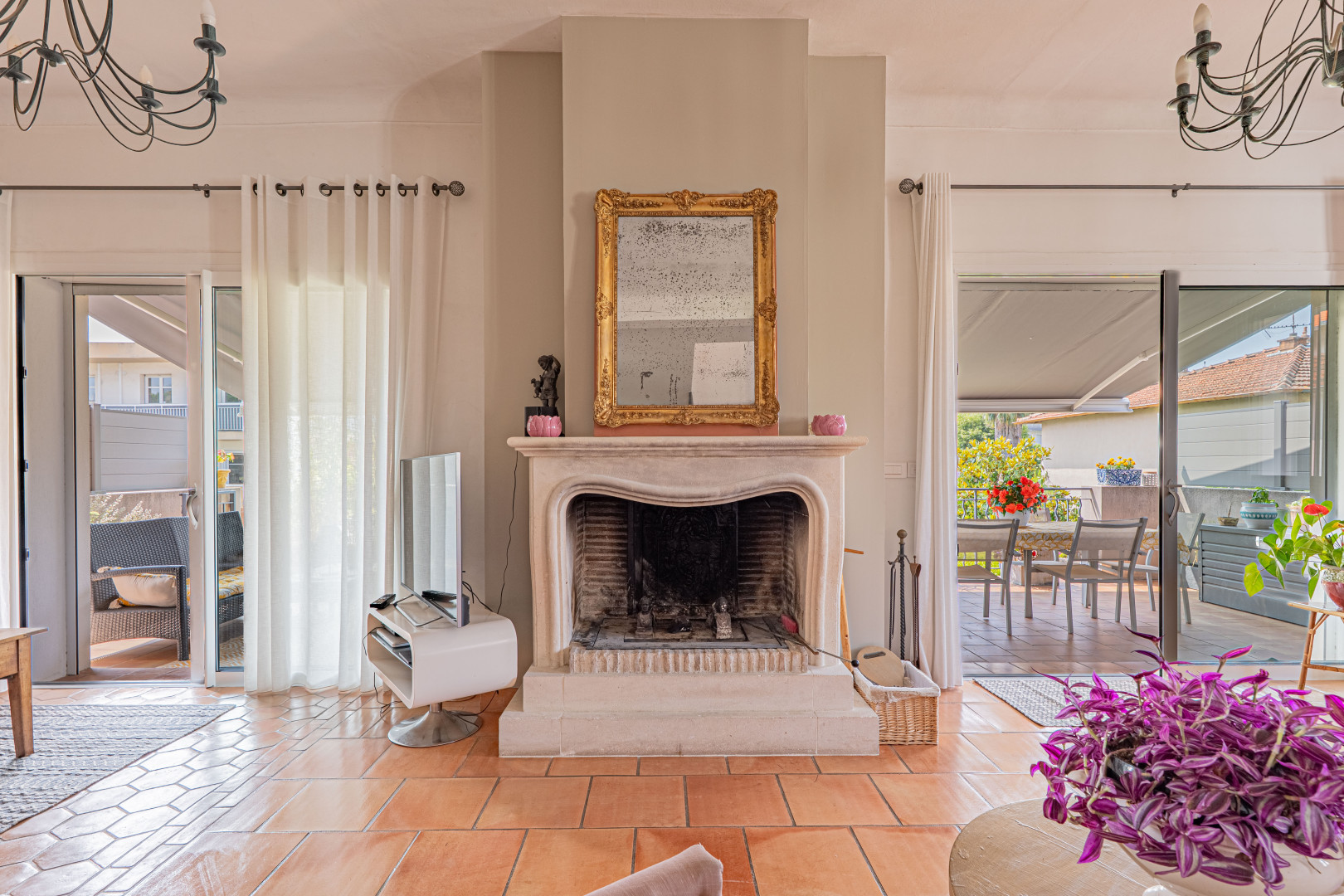 
                                                Vente
                                                 Golfe-Juan – Maison familiale avec piscine & dépendance