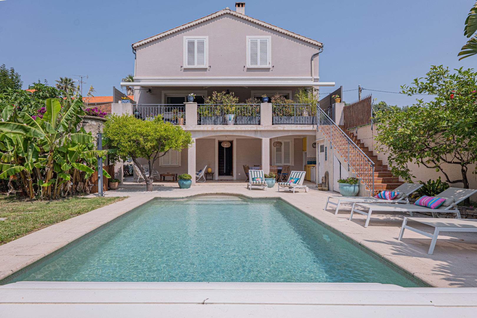 
                                                Vente
                                                 Golfe-Juan – Maison familiale avec piscine & dépendance