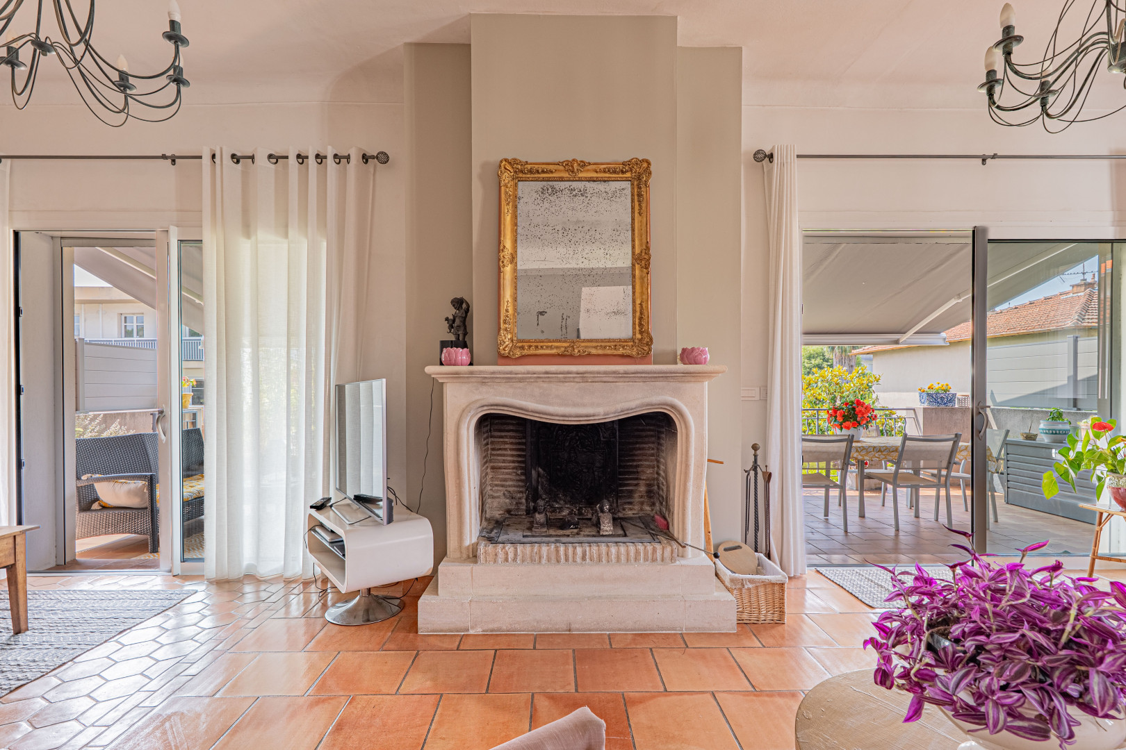 
                                                Vente
                                                 Golfe-Juan – Maison familiale avec piscine & dépendance