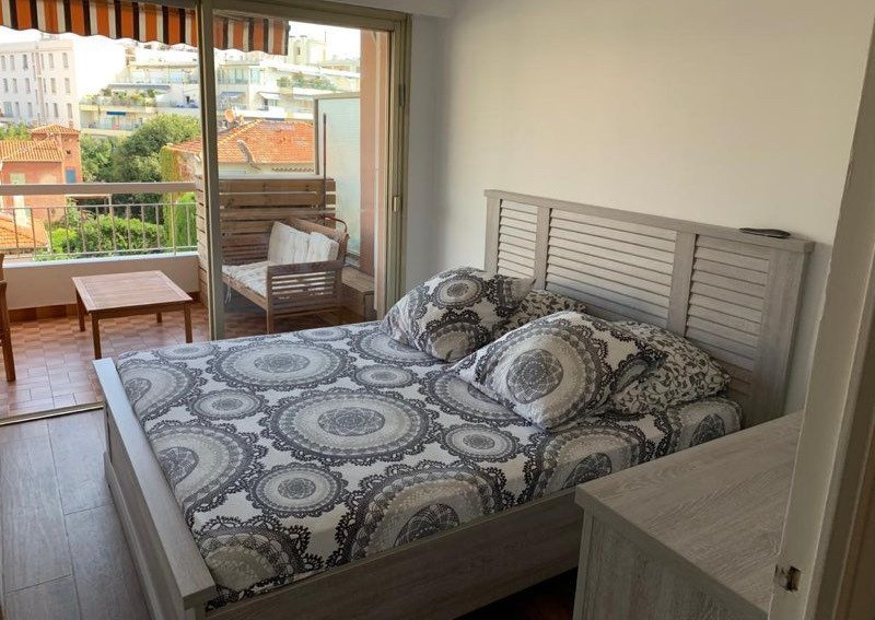 
                                                Location
                                                 Grand 2 pièces 55m² meublé à  antibes