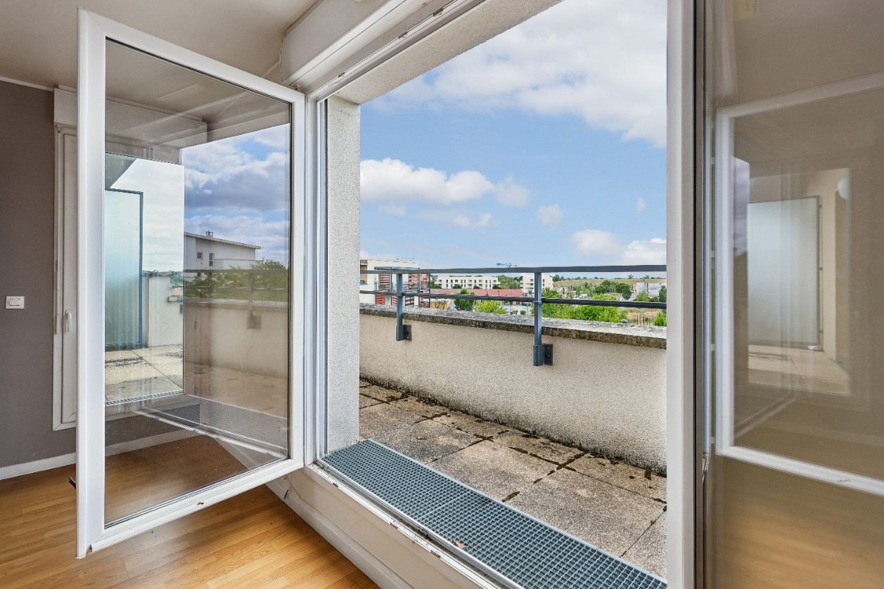 
                                                Vente
                                                 GRAND 2 PIECES DERNIER ETAGE