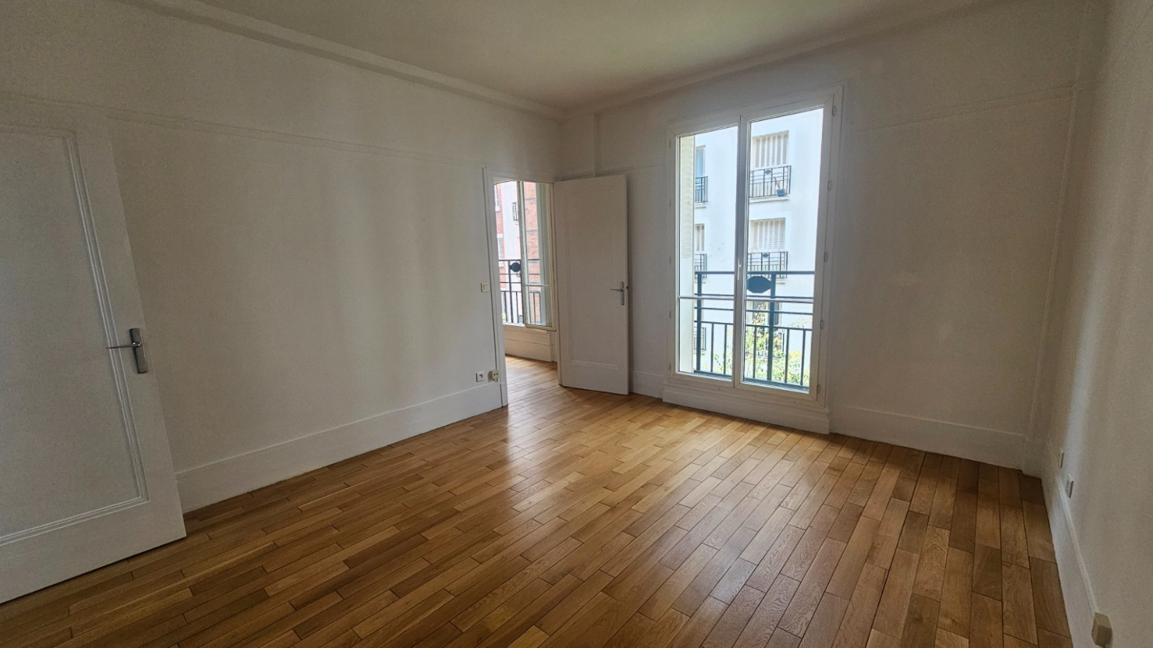 
                                                Vente
                                                 Grand 2 pièces - Paris 15ème