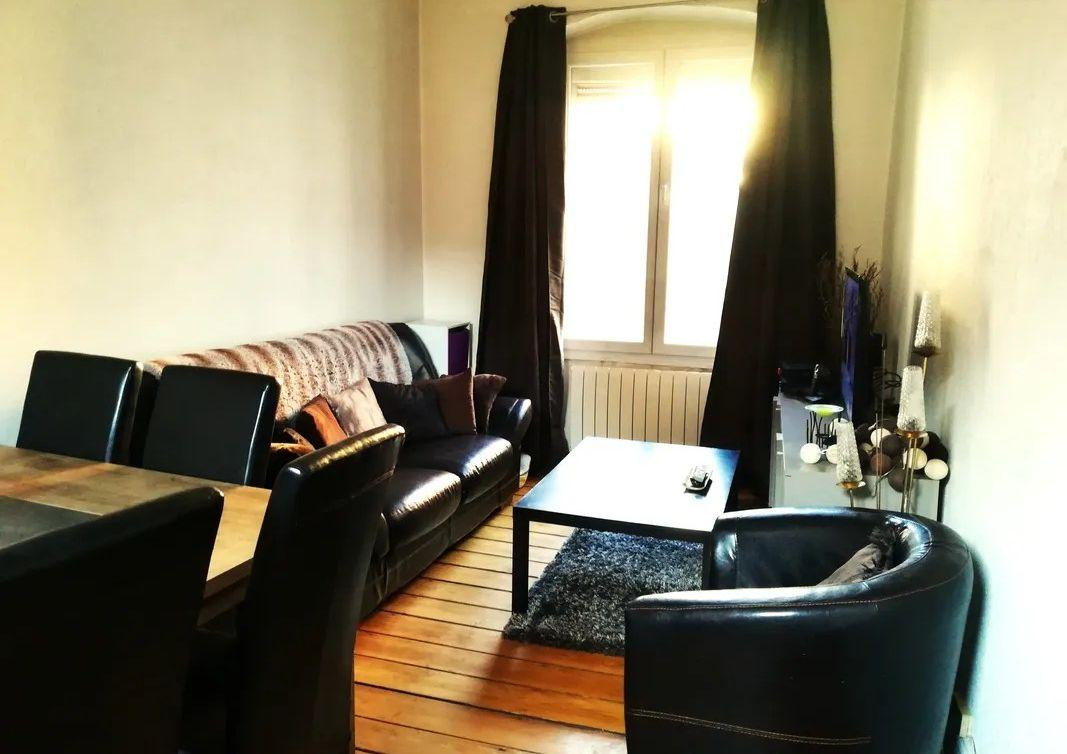 
                                                Location
                                                 Grand 2P 45m² très calme, lumineux et en bon état.