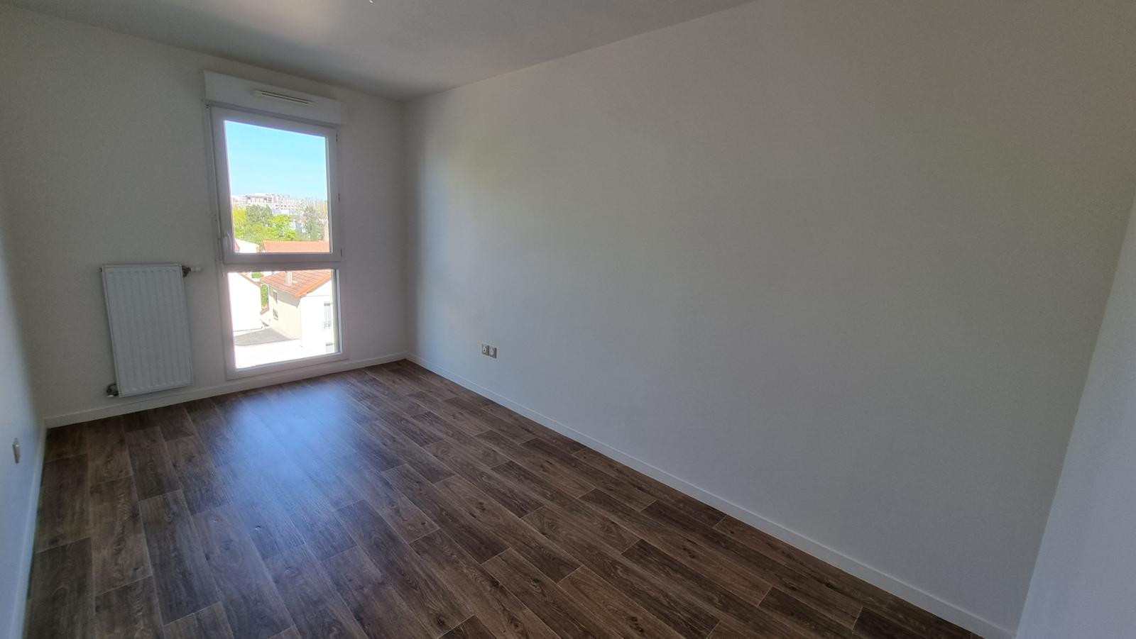
                                                Location
                                                 Grand 3P avec parking à 2 pas du RER A