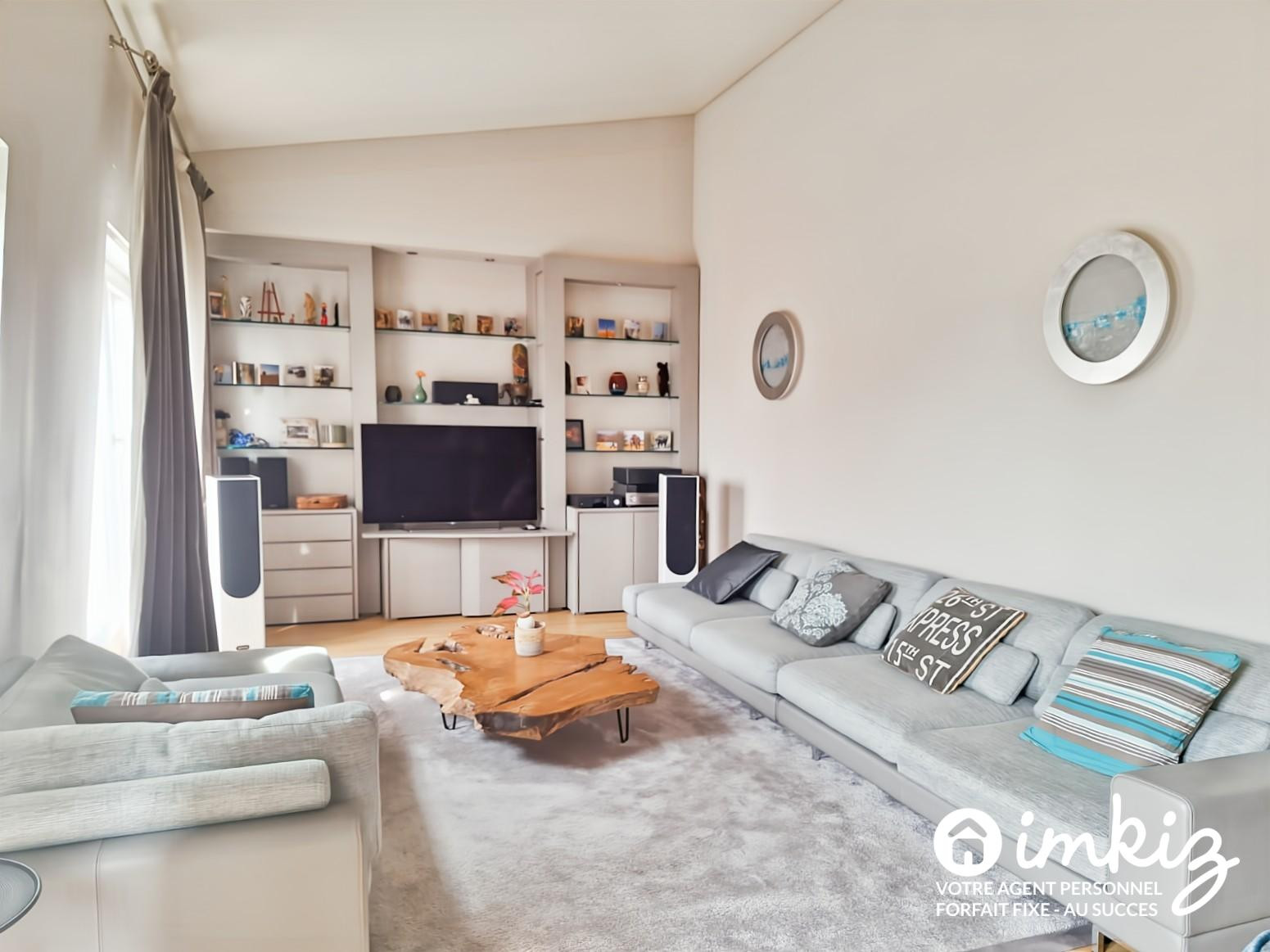 
                                                Vente
                                                 Grand 4 pièces dernier étage avec 3 balcons