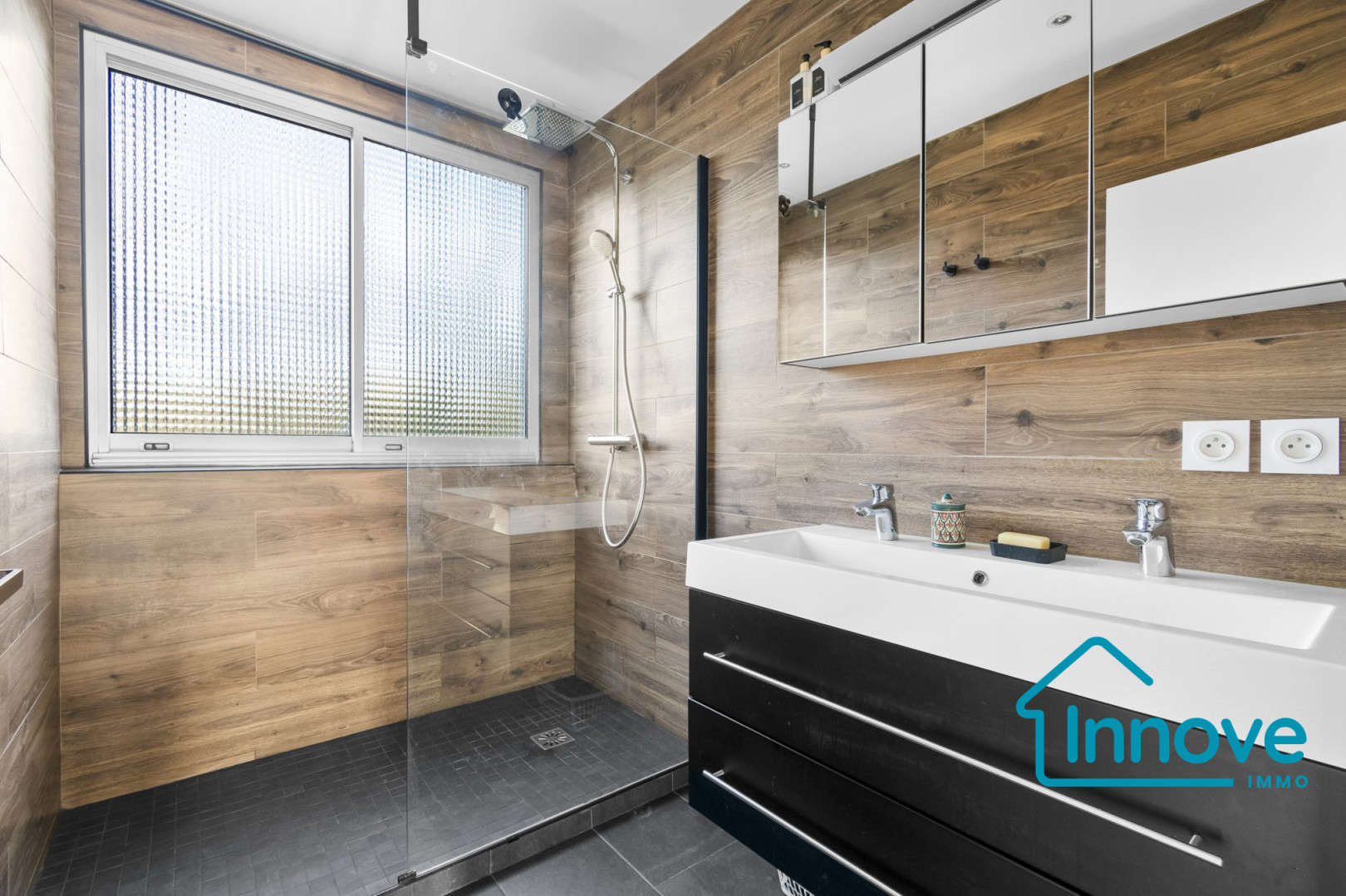 
                                                Vente
                                                 Grand 5 pièces - calme absolu - parfait état