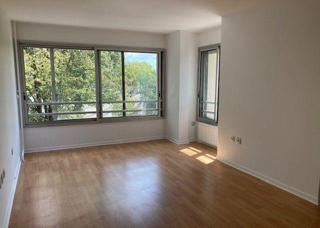 
                                                Location
                                                 Grand appartement 2 pièces à Paris XVII