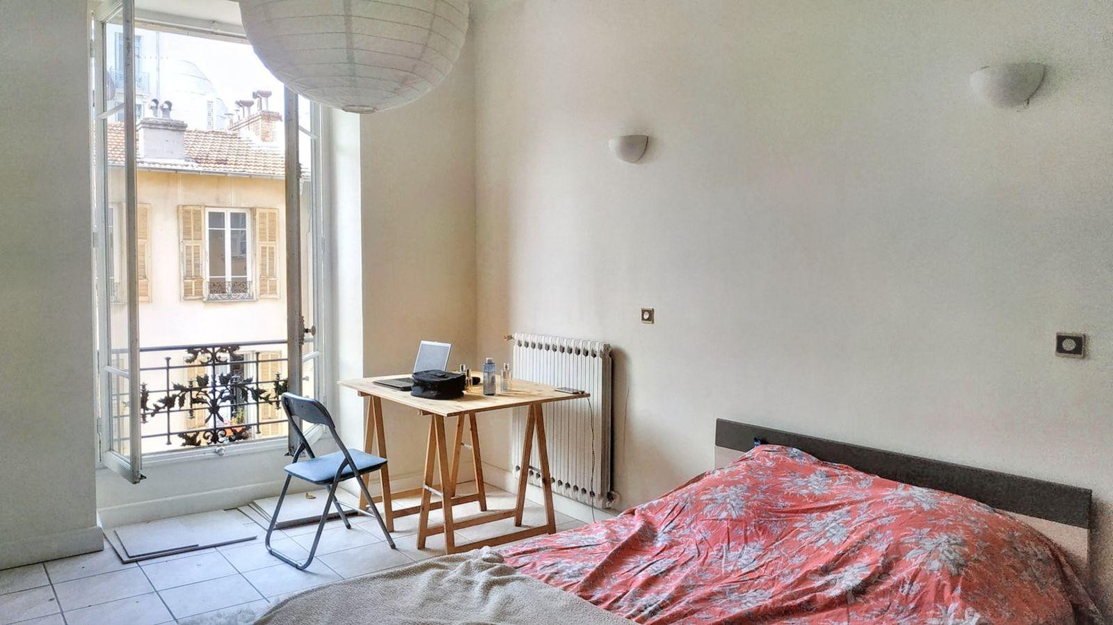 
                                                Location
                                                 Grand appartement à louer en centre ville