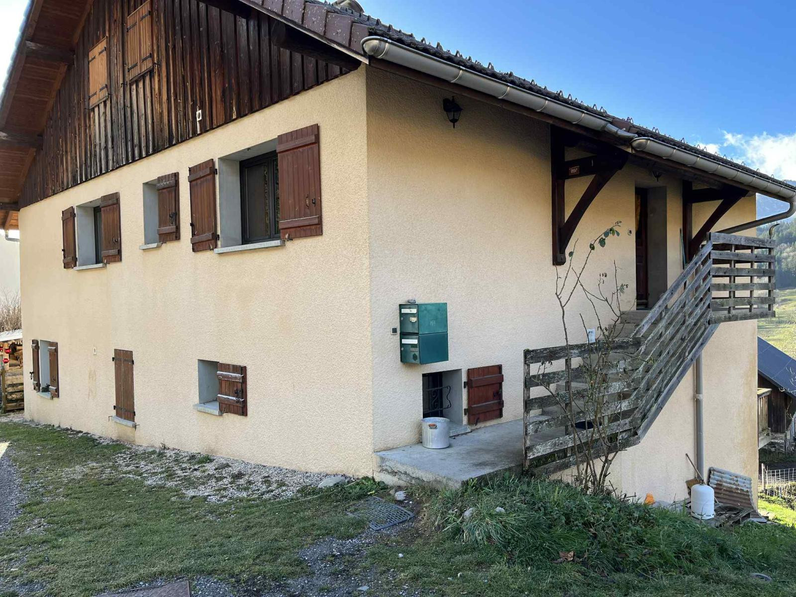 
                                                Location
                                                 Grand appartement accueillant en maison tranquille