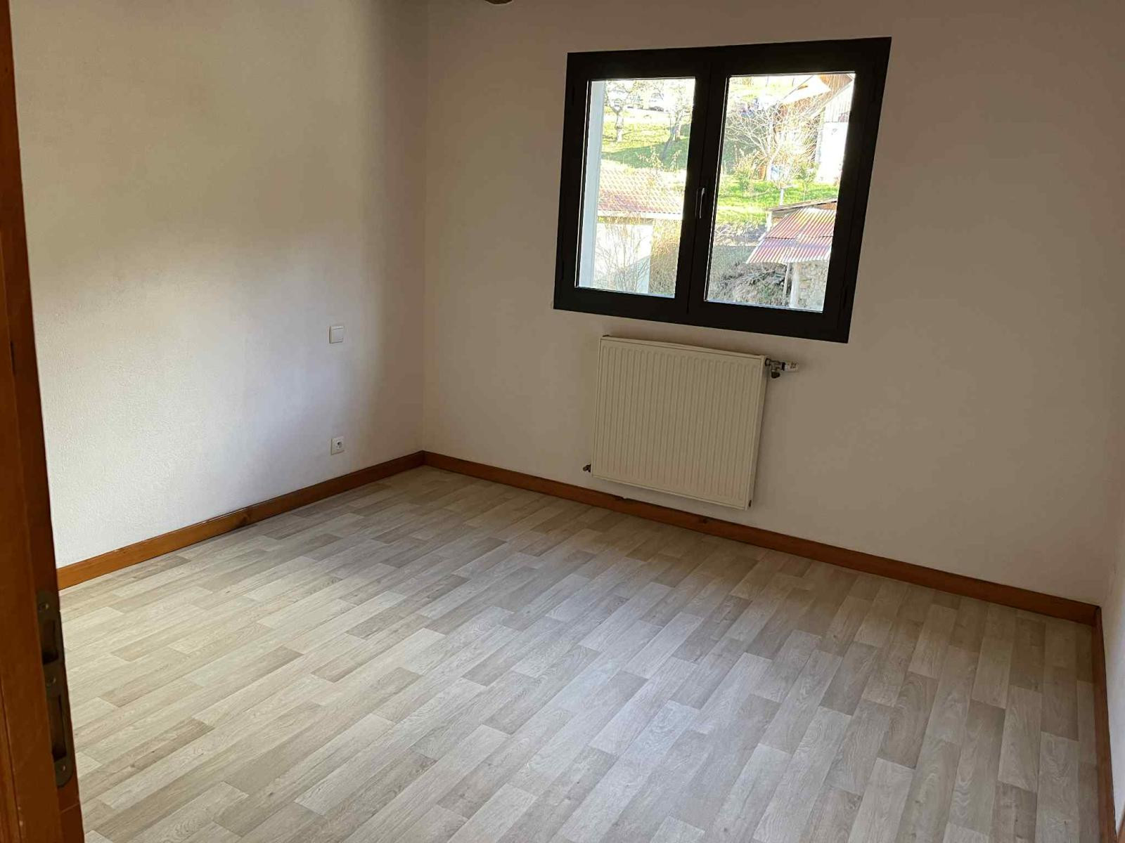 
                                                Location
                                                 Grand appartement accueillant en maison tranquille