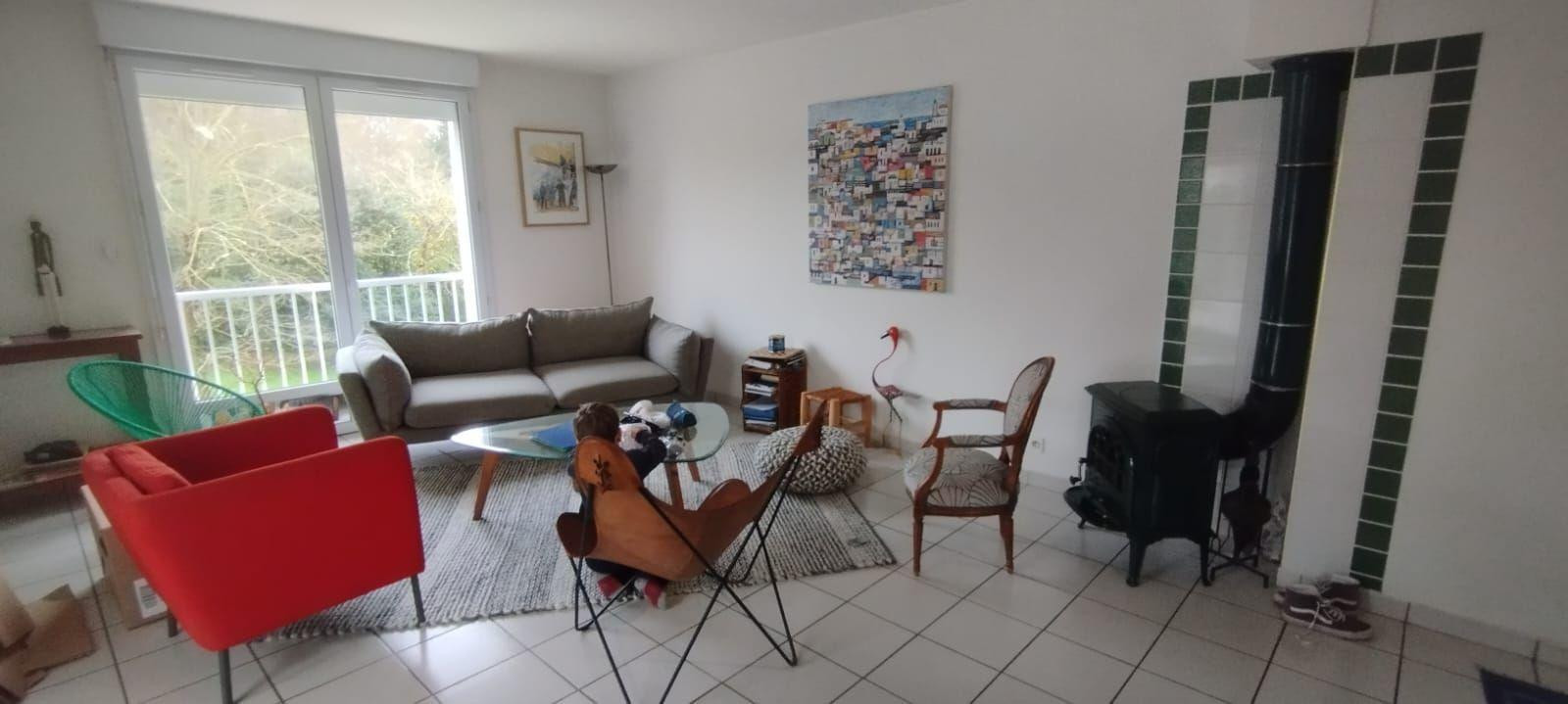 
                                                Location
                                                 Grand appartement au calme, proche bourg .