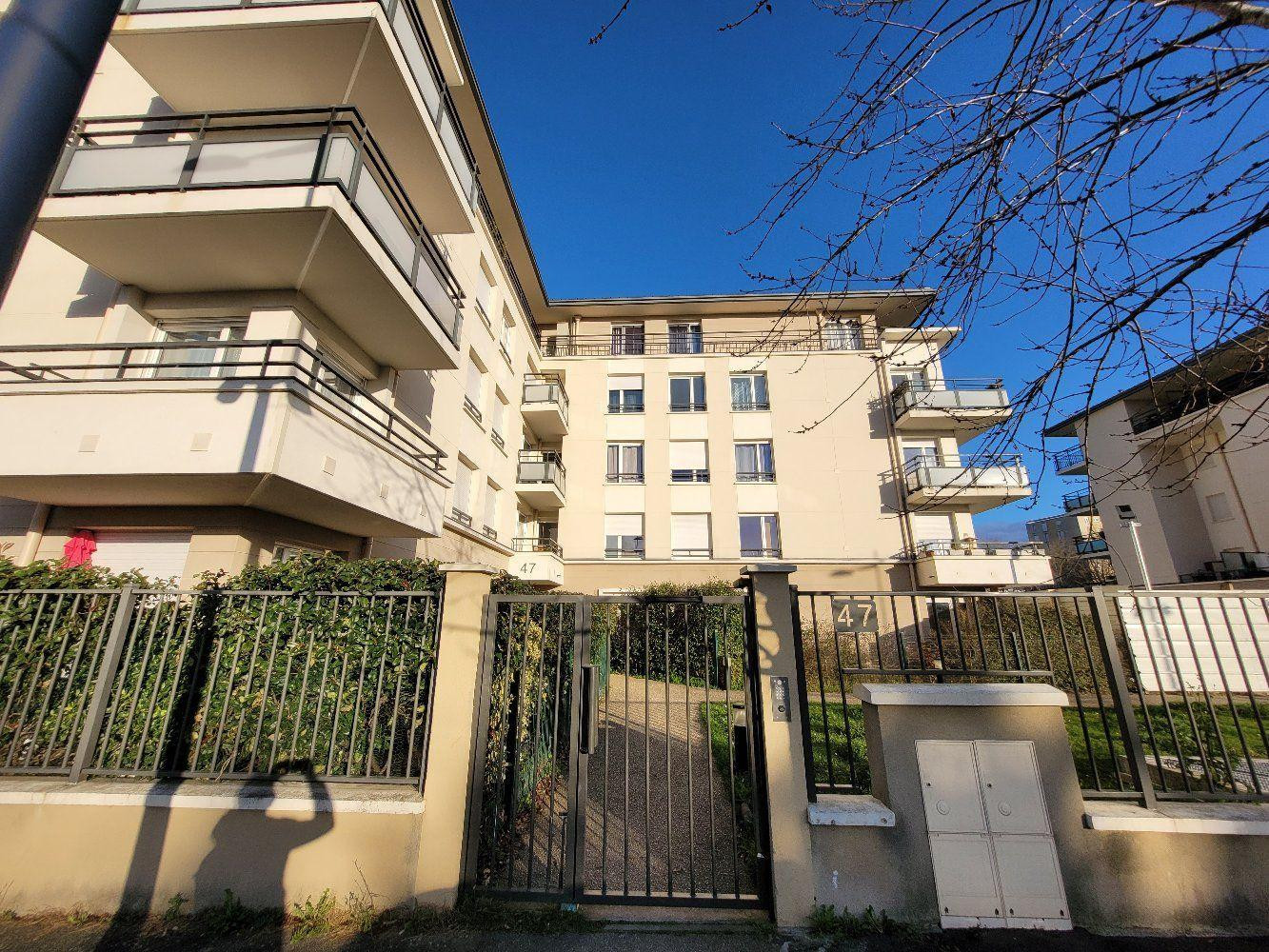 
                                                Location
                                                 Grand appartement avec jardin de 142 m2