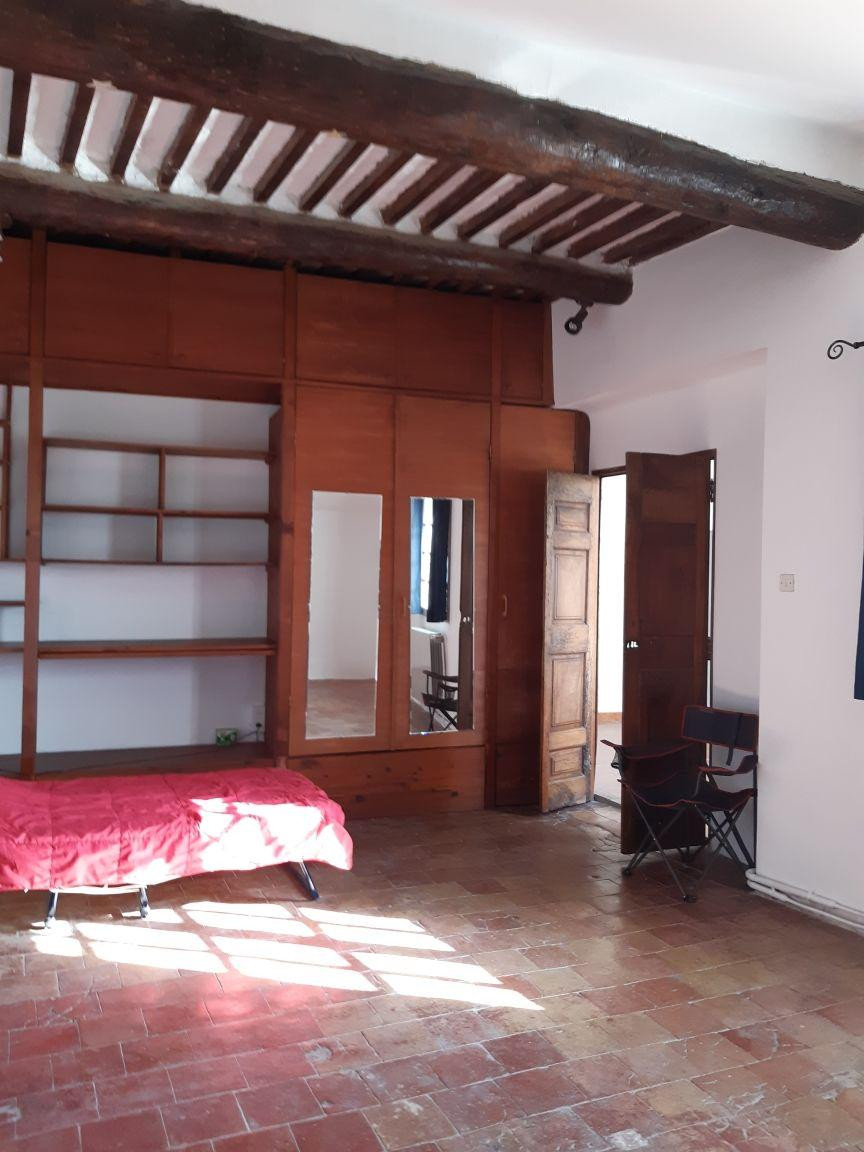 
                                                Location
                                                 Grand appartement calme et clair