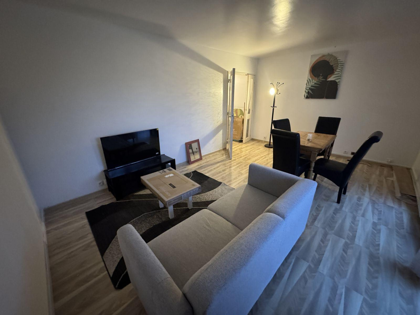 
                                                Location
                                                 Grand appartement chaleureux