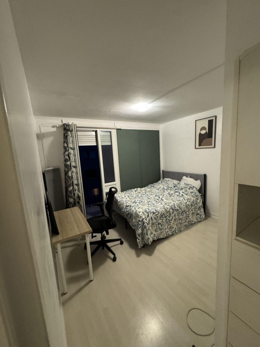 
                                                Location
                                                 Grand appartement chaleureux