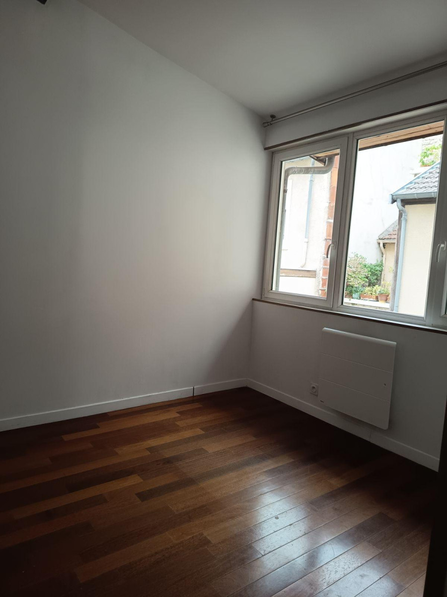 
                                                Location
                                                 Grand Appartement F4 proche centre-ville