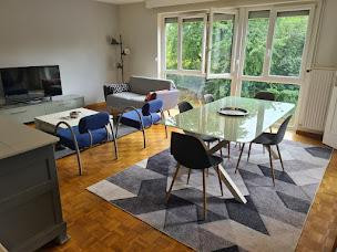 
                                                Location
                                                 Grand appartement  meublé ,3 chambres, bien situé.