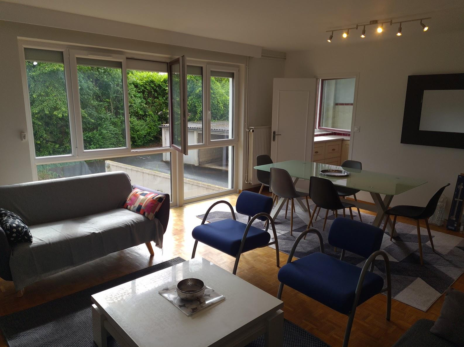 
                                                Location
                                                 Grand appartement  meublé ,3 chambres, bien situé.