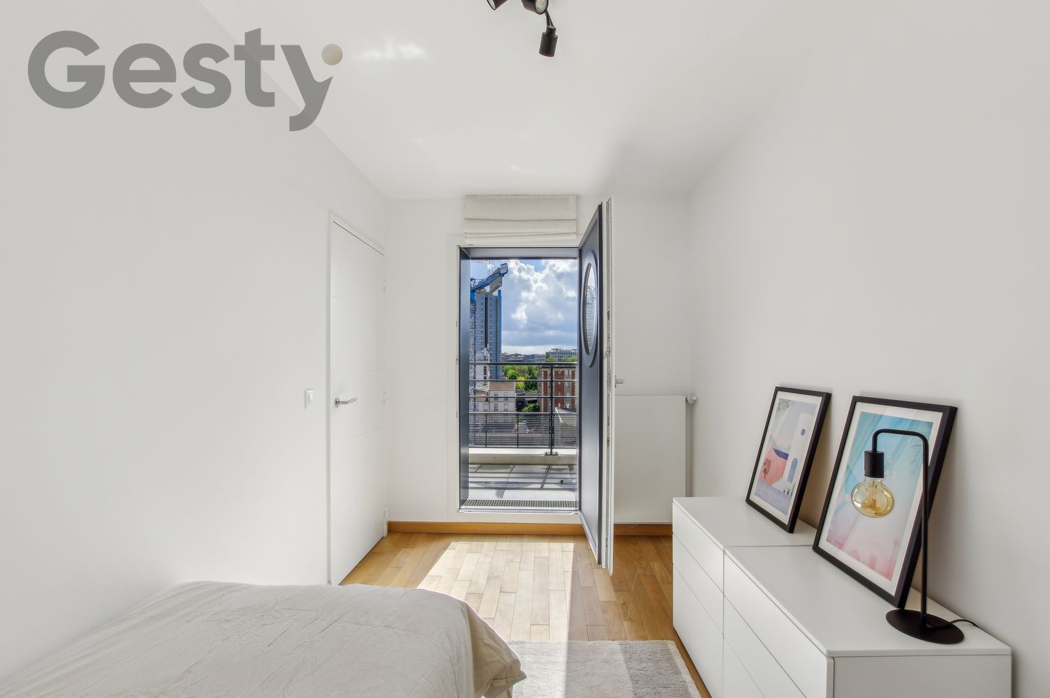 
                                                Location
                                                 Grand appartement meublé avec terrasse privé