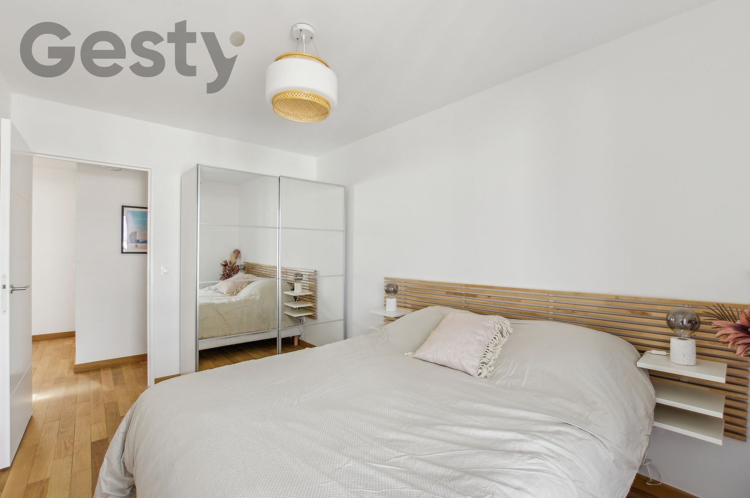 
                                                Location
                                                 Grand appartement meublé avec terrasse privé