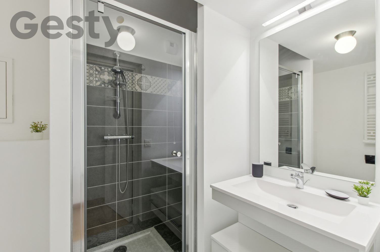 
                                                Location
                                                 Grand appartement meublé avec terrasse privé