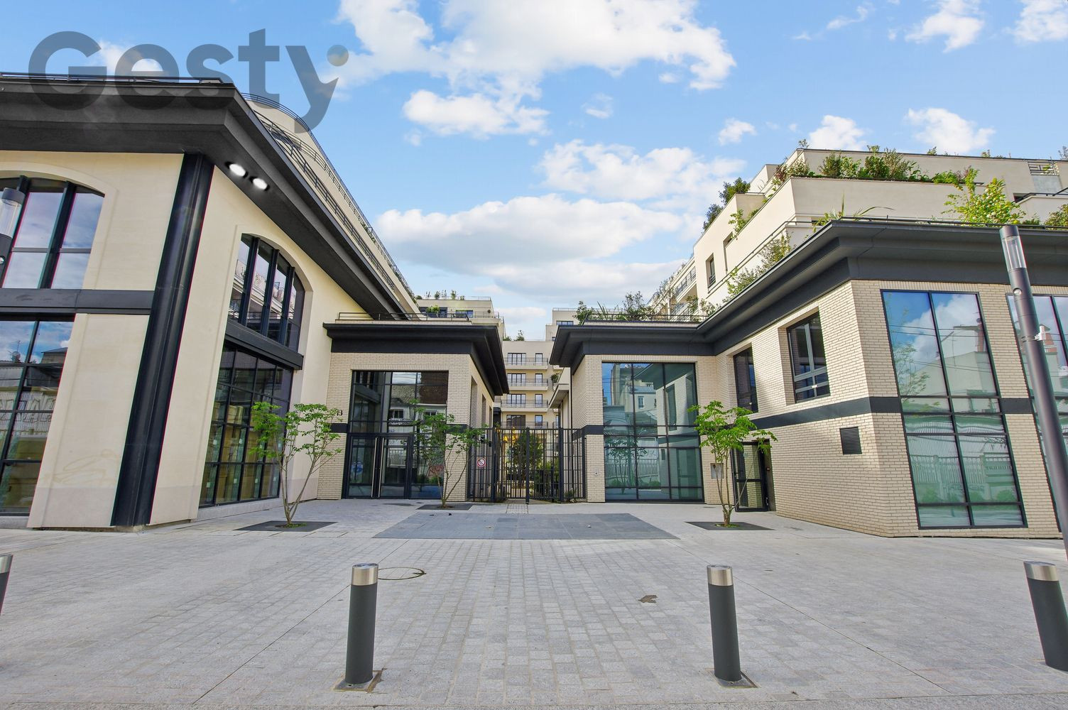 
                                                Location
                                                 Grand appartement meublé avec terrasse privé
