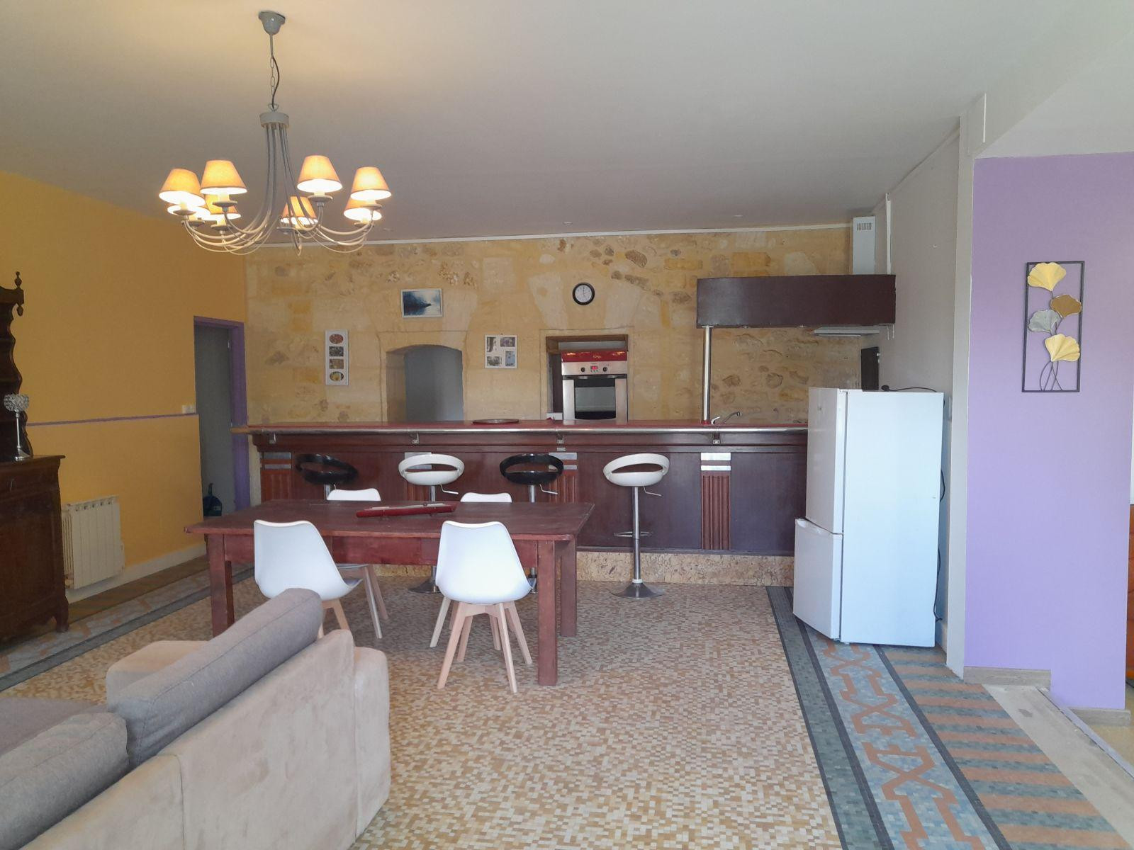 
                                                Location
                                                 Grand appartement meublé rive droite de Bordeaux.