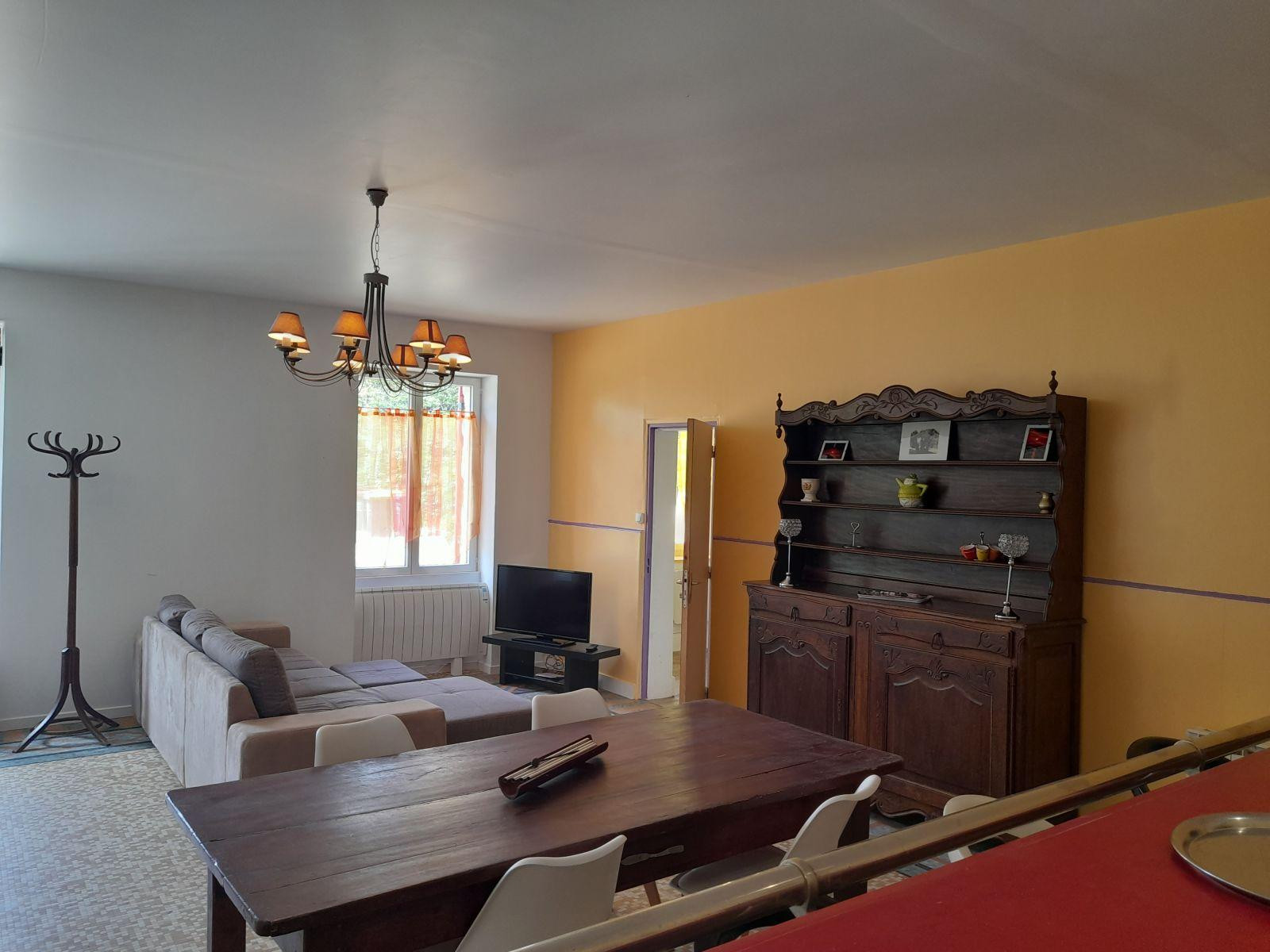 
                                                Location
                                                 Grand appartement meublé rive droite de Bordeaux.