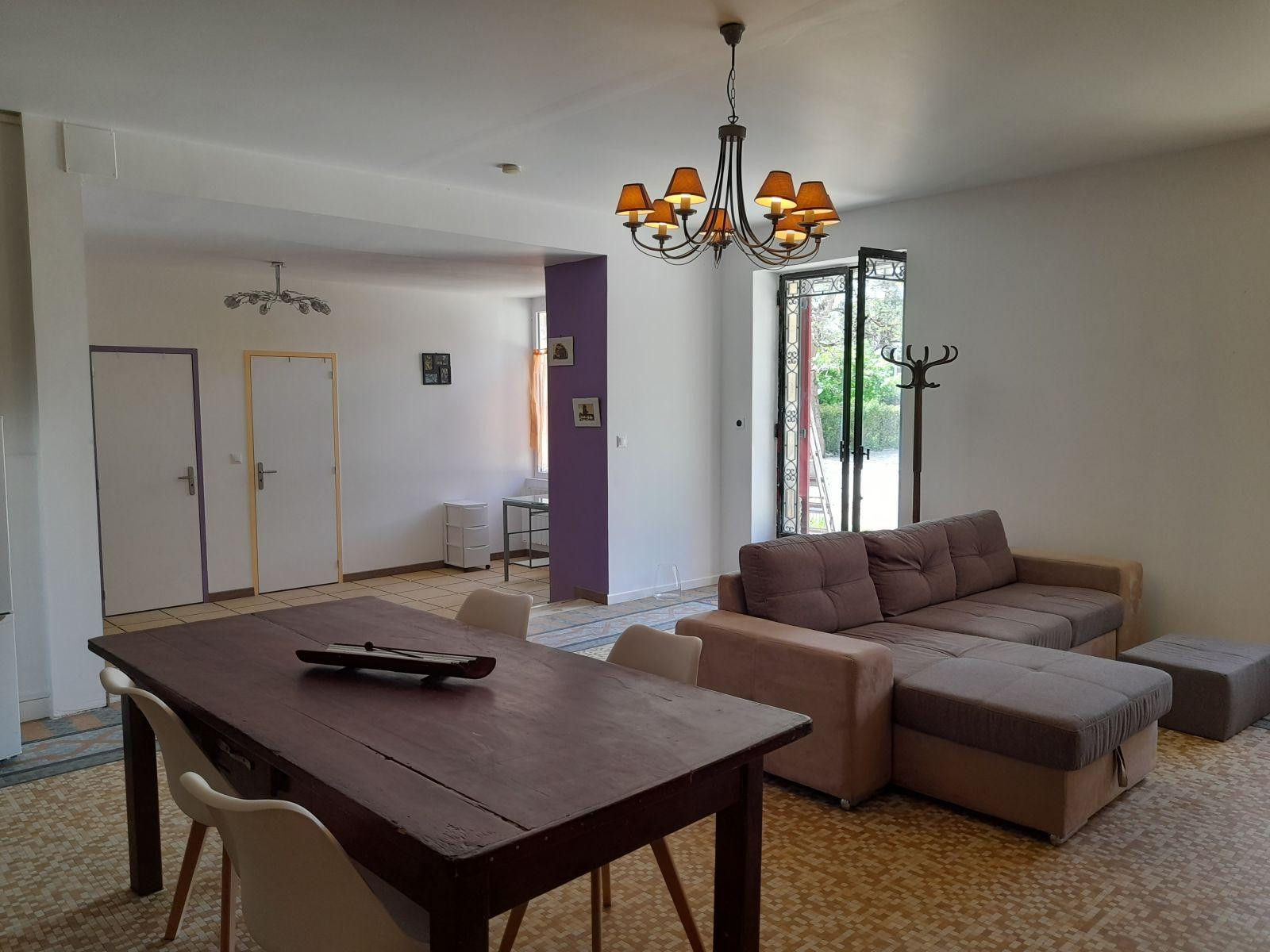 
                                                Location
                                                 Grand appartement meublé rive droite de Bordeaux.