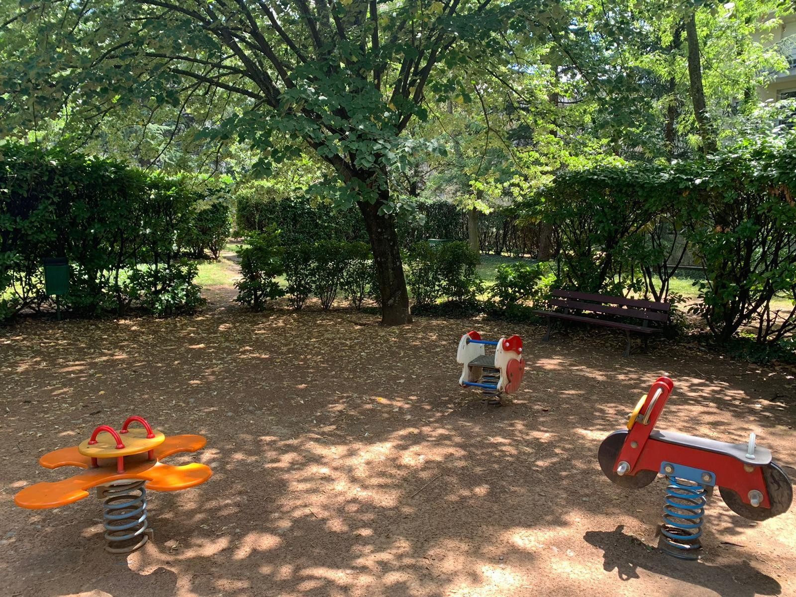 
                                                Location
                                                 GRAND APPARTEMENT T2 BIS MONTPLAISIR LYON 69008