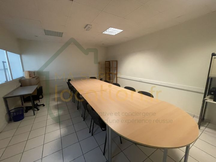 
                                                Location
                                                 Grand bureau de 84 m2 situé dans le centre-ville de Saint-Quentin