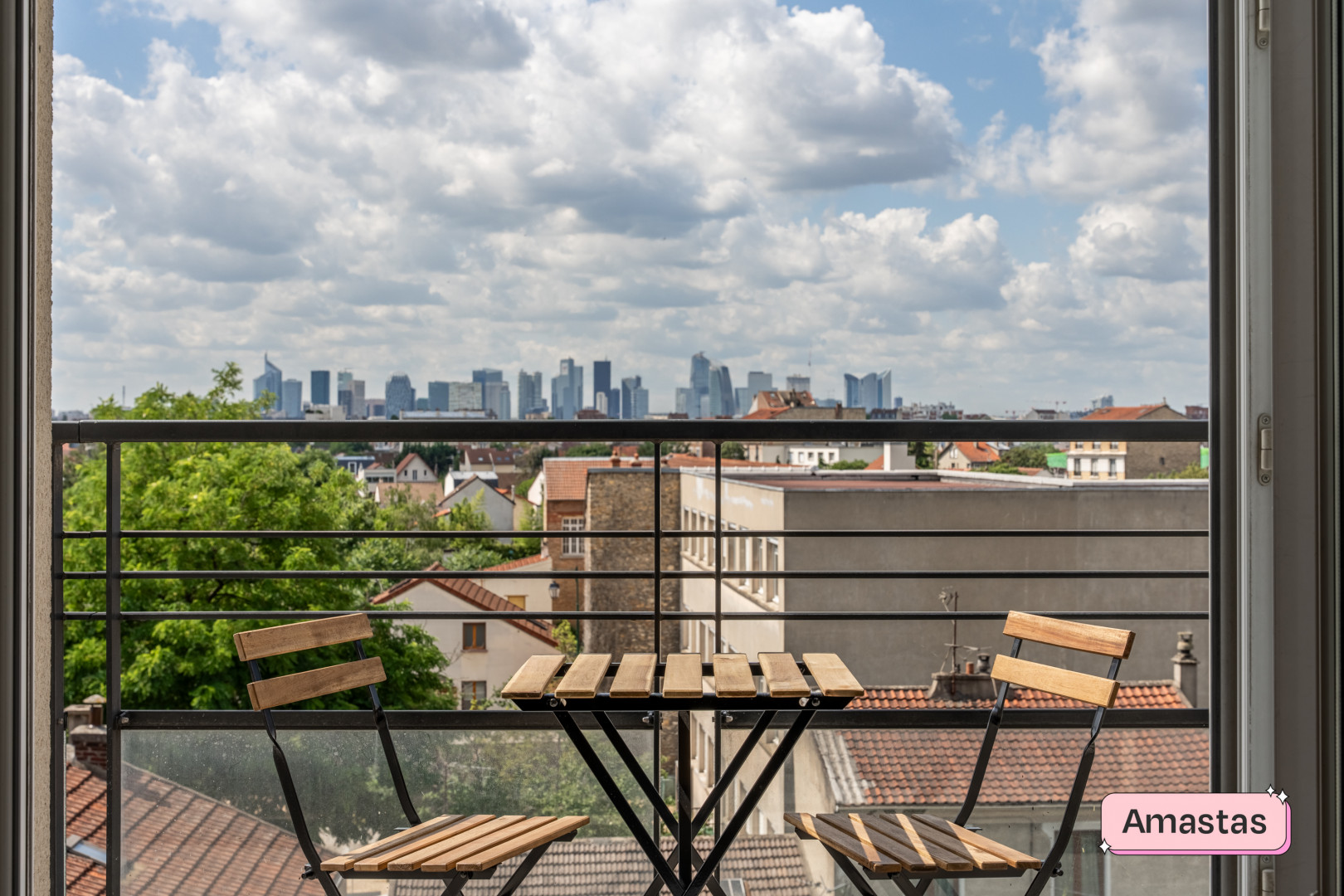 
                                                Location
                                                 Grand deux pièces avec balcon vue sur la Tour Effeil et La Défense