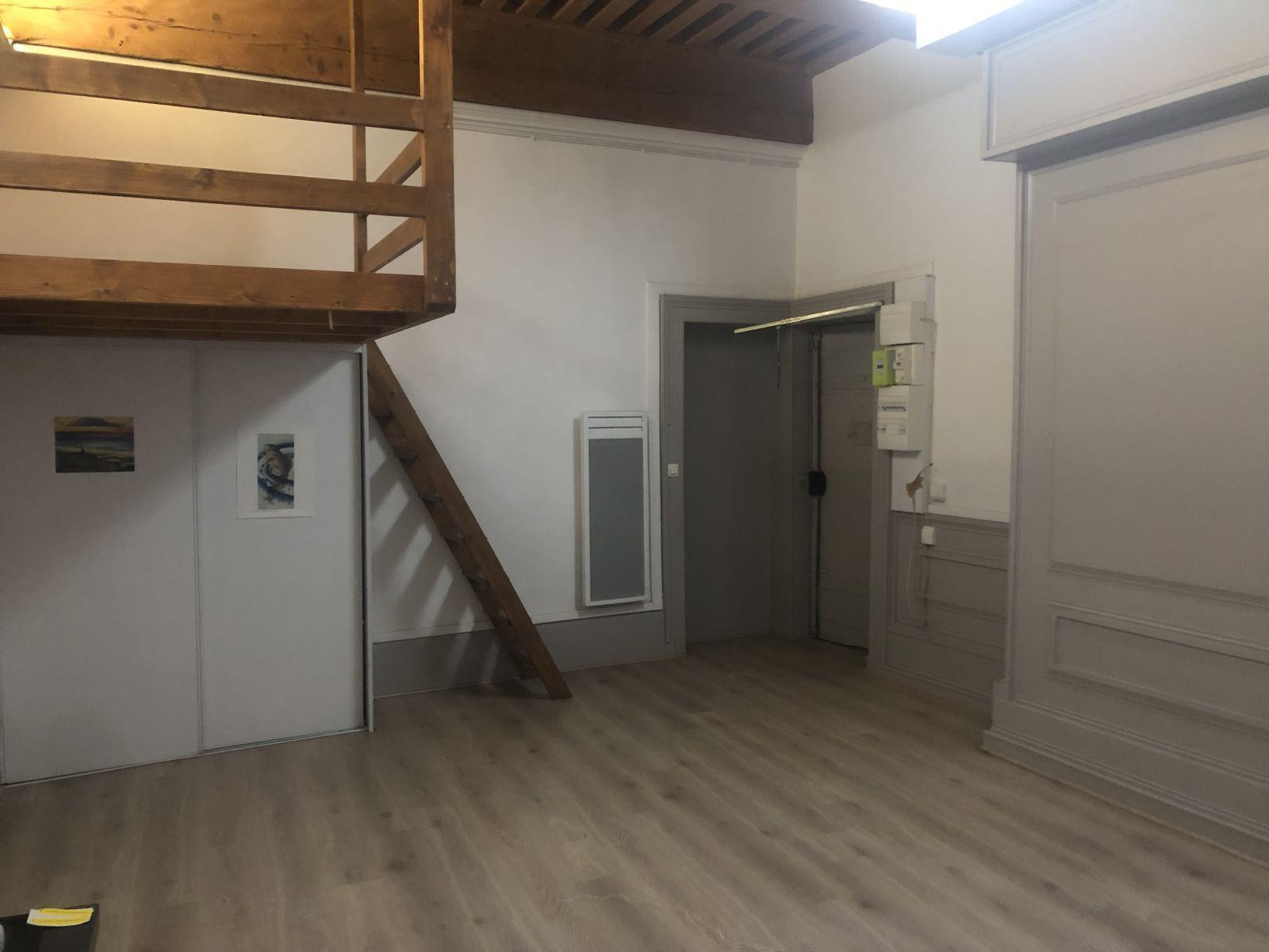 
                                                Location
                                                 Grand F1 37m2 plein centre