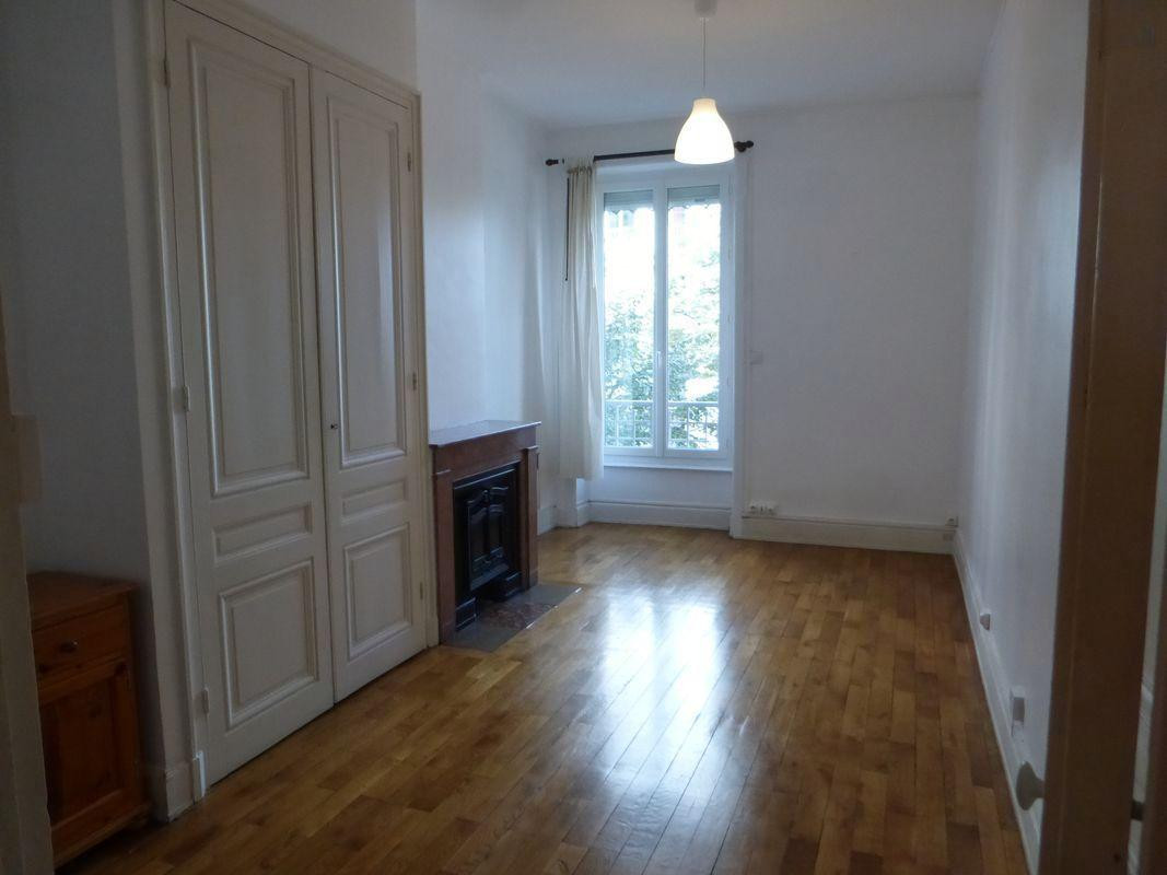 
                                                Location
                                                 Grand F1 traversant 38 m2