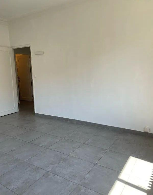 
                                                Location
                                                 Grand F2 46m² entièrement rénové très lumineux