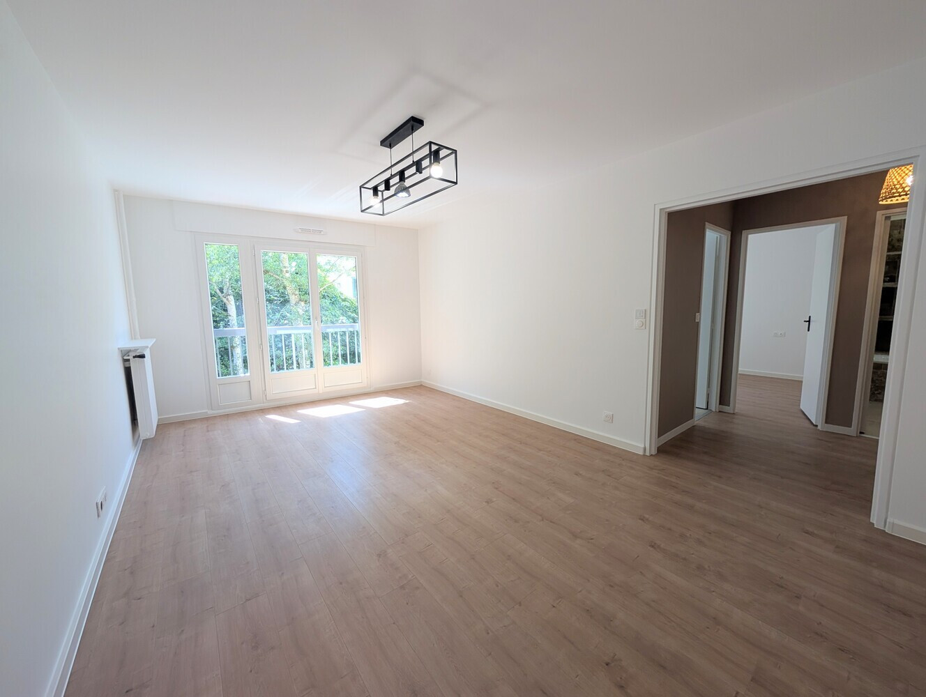 
                                                Vente
                                                 Grand F2 impeccable avec parking