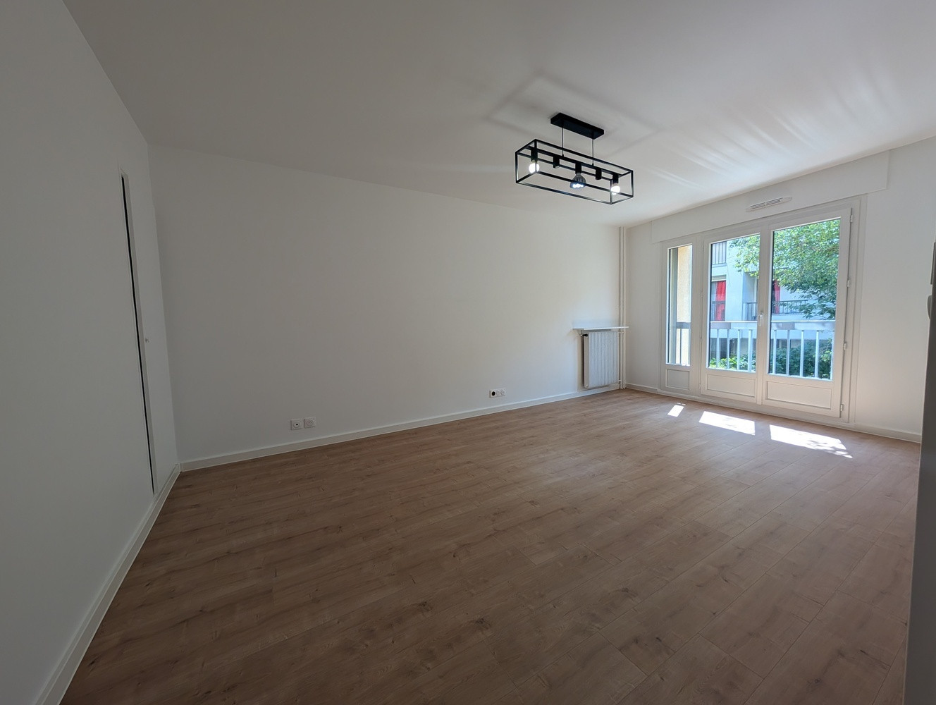 
                                                Vente
                                                 Grand F2 impeccable avec parking