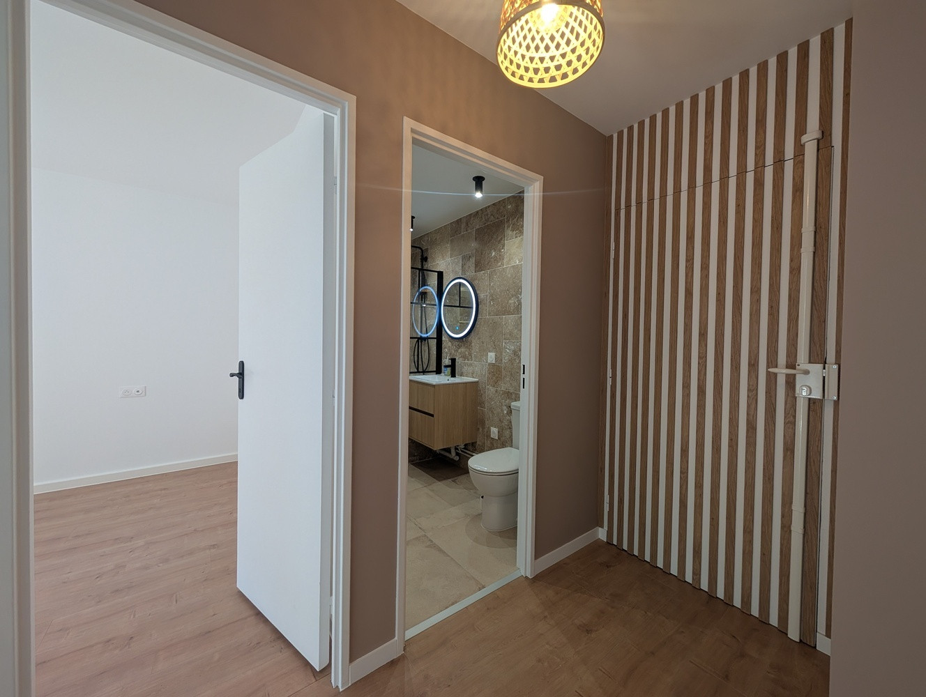 
                                                Vente
                                                 Grand F2 impeccable avec parking