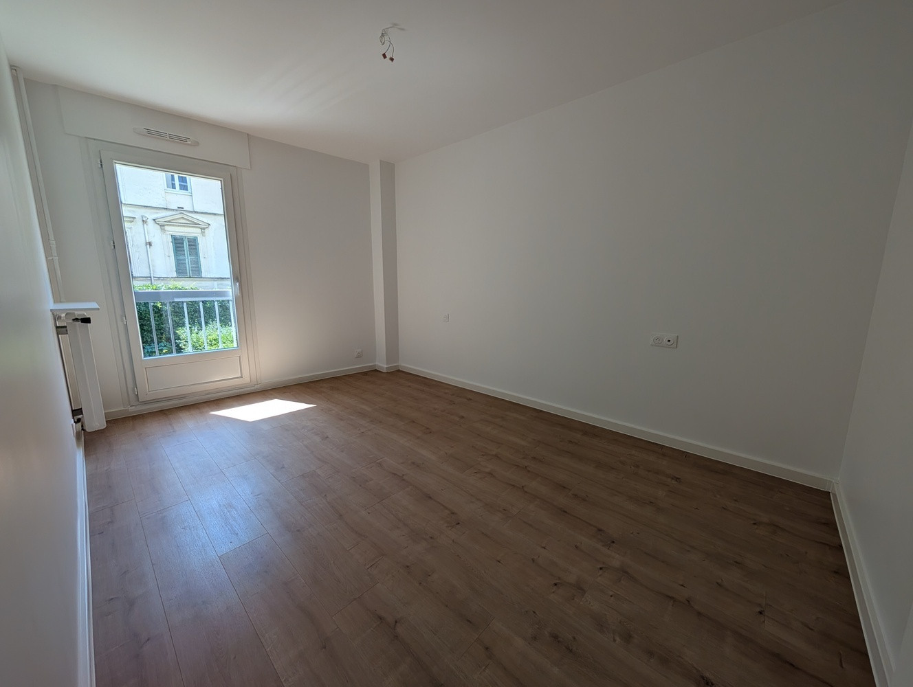 
                                                Vente
                                                 Grand F2 impeccable avec parking