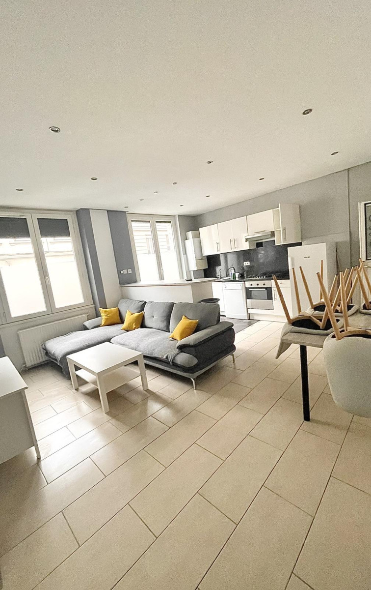 
                                                Location
                                                 Grand F2 meublé