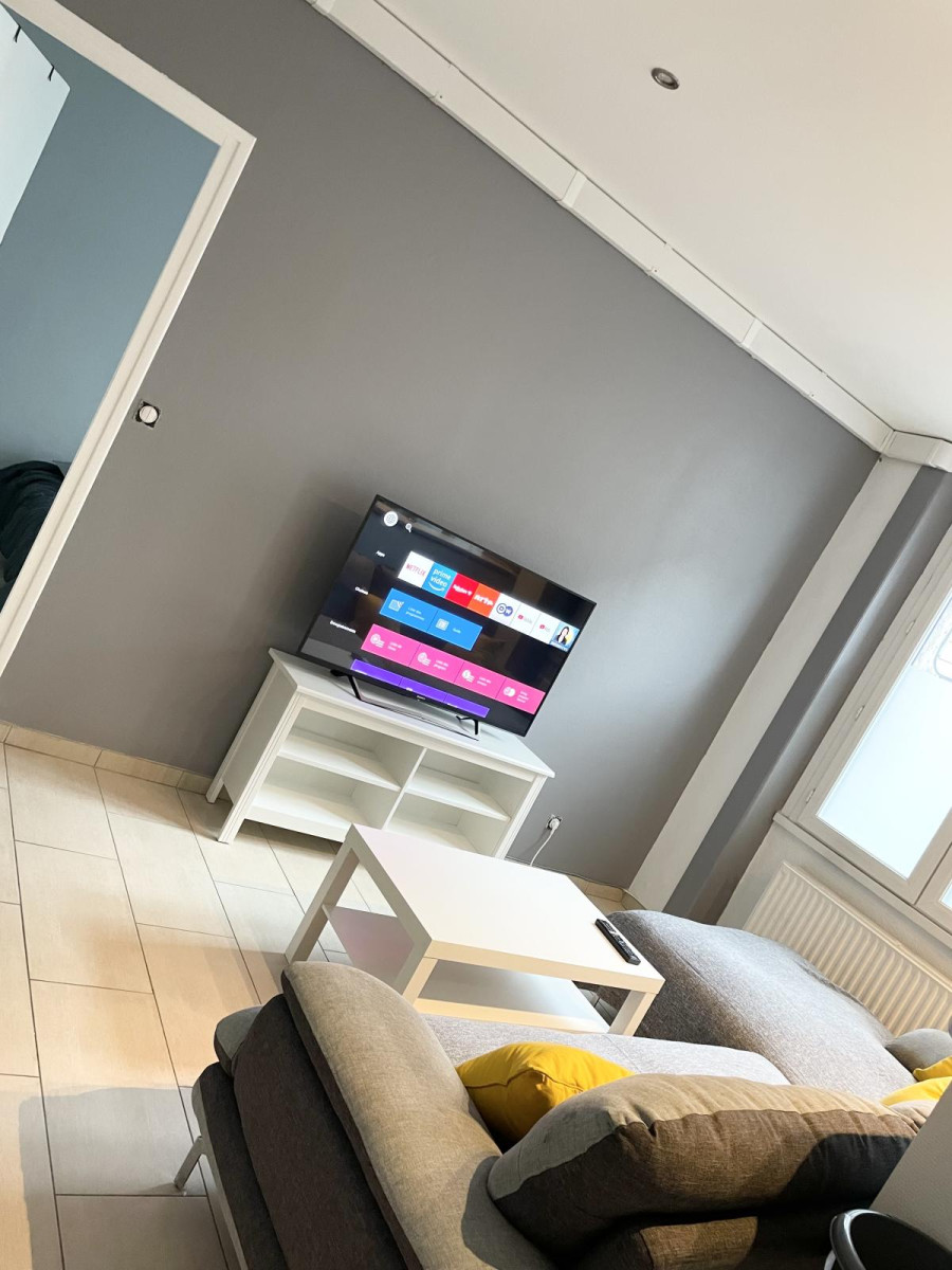 
                                                Location
                                                 Grand F2 meublé