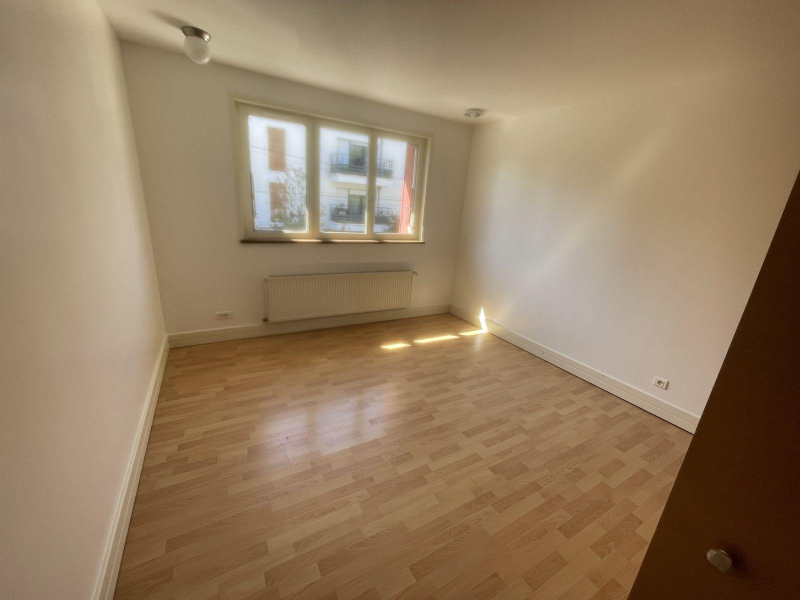 
                                                Location
                                                 Grand F4 98m² spacieux et lumineux, traversant