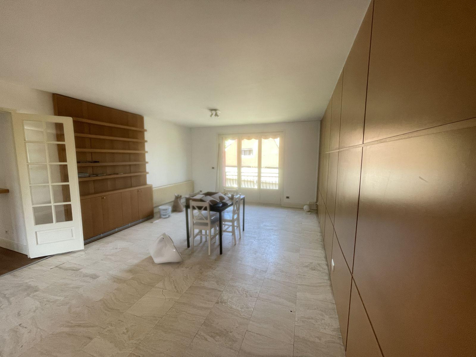 
                                                Location
                                                 Grand F4 98m² spacieux et lumineux, traversant