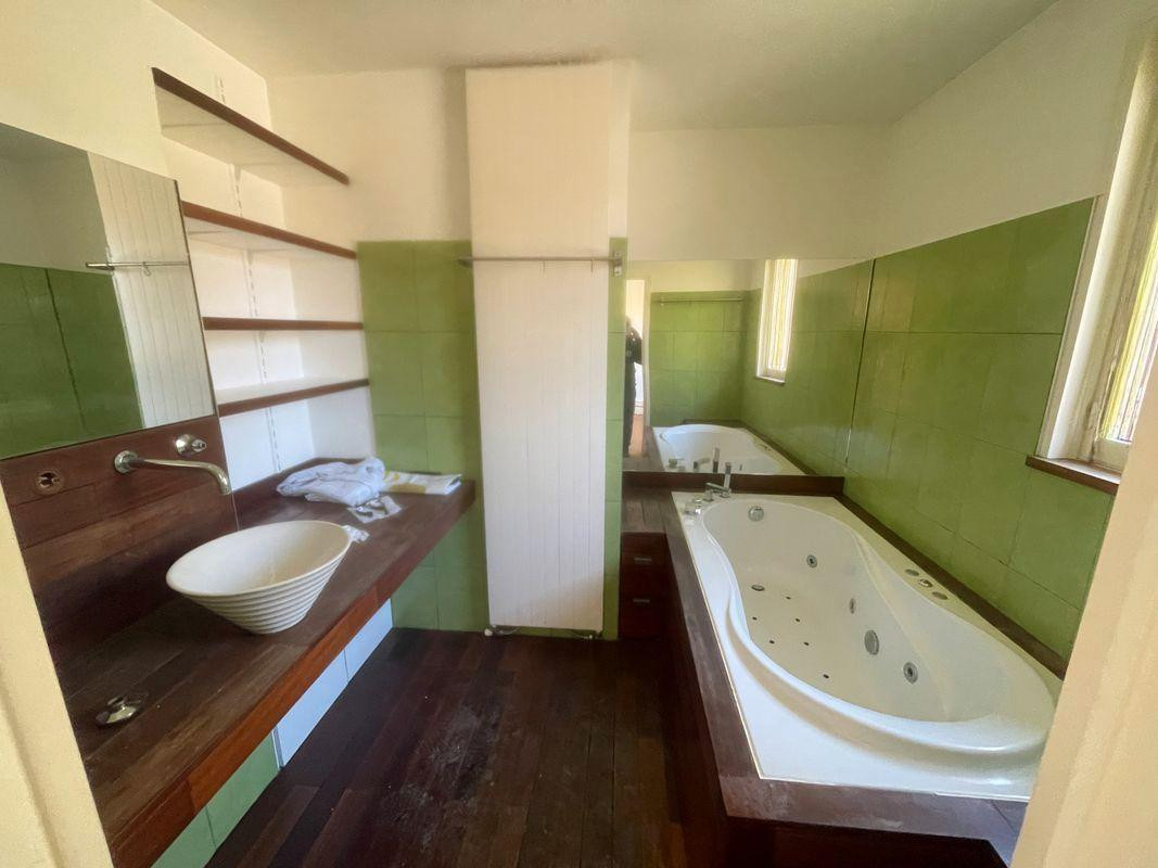 
                                                Location
                                                 Grand F4 98m² spacieux et lumineux, traversant