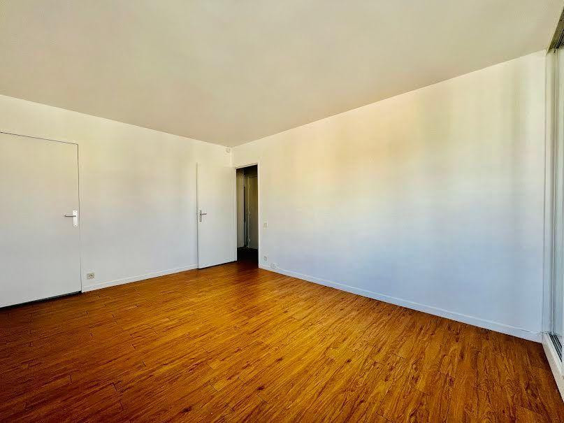 
                                                Location
                                                 Grand studio 27m2 à Courbevoie
