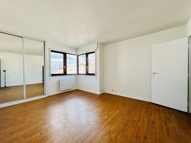 
                                                Location
                                                 Grand studio 27m2 à Courbevoie