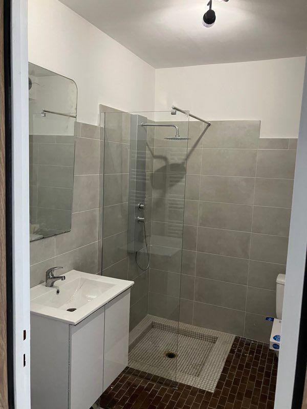 
                                                Location
                                                 Grand studio 27m2 secteur bel air, refait à neuf