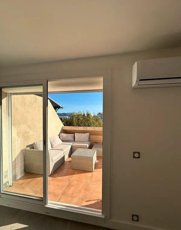 
                                                Location
                                                 Grand studio 28m² et terrasse sans vis à vis 20m²