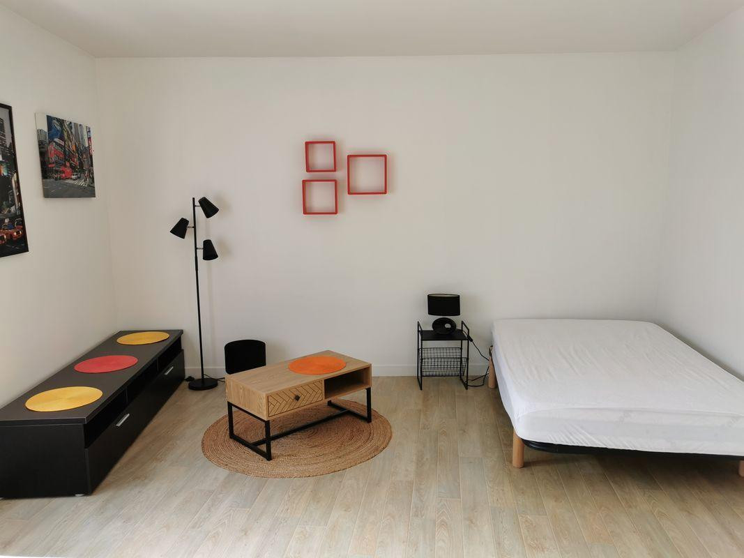 
                                                Location
                                                 Grand studio 28m² meublé + parking