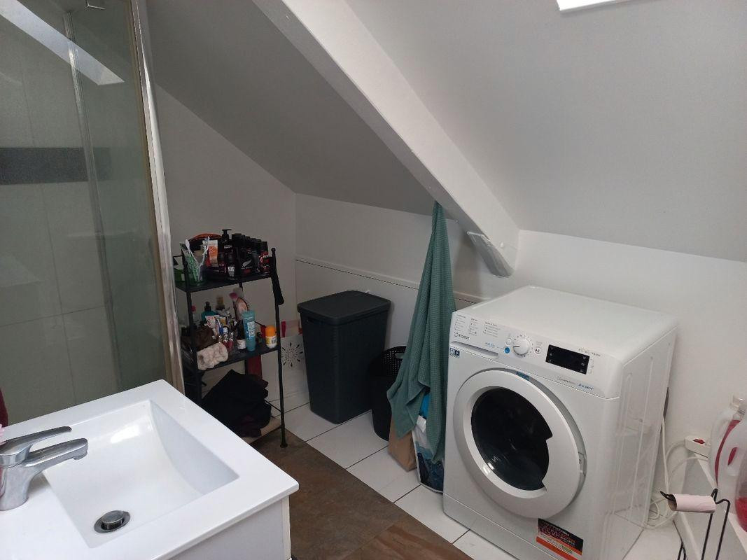 
                                                Location
                                                 Grand studio 30m2 en très bon état avec jardin